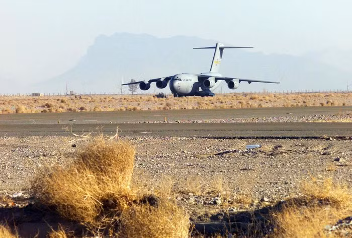 Cửa khoang máy bay, thiết kế bậc tải hàng và hệ thống neo bên trong cho phép hàng hóa được tháo dỡ nhanh chóng mà không cần các thiết bị chuyên dụng.