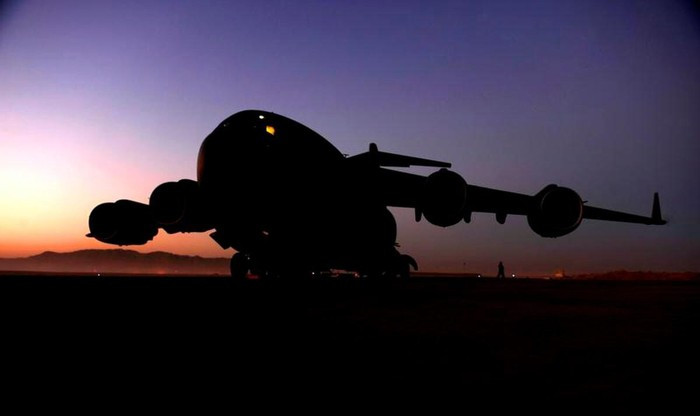 Boeing C-17 Globemaster III là máy bay hạng nặng trong lực lượng không vận của Hoa Kỳ, chúng có thể chuyên chở máy bay chiến đấu, trực thăng, xe tăng, một số lượng lớn binh lính và hàng hóa tới những điểm nóng xa xôi trên thế giới.