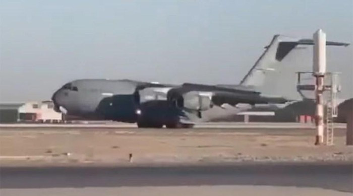 Hệ thống đảo chiều lực đẩy của C-17 tận dụng luồng xả động cơ tốt hơn các máy bay thông thường, giúp thổi dị vật ra xa cửa hút khí động cơ, đồng thời cho phép chiếc Globemaster III chạy lùi mà không cần xe hỗ trợ, tăng khả năng vận hành ở đường băng dã chiến hoặc địa điểm không có hỗ trợ hậu cần ở nước ngoài.