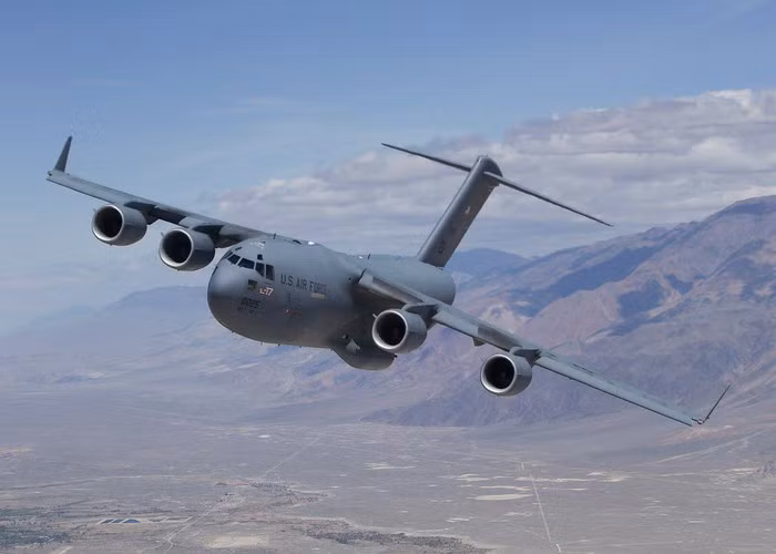 Ngoài ra C-17 cũng có thể vận chuyển 4 trực thăng vận tải UH-60 Black Hawk hoặc 2 trực thăng tấn công AH-64 Apache.