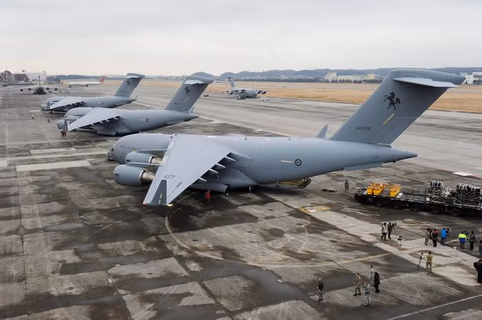 Khả năng tự động hóa cao khiến tổ lái C-17 chỉ có ba người, gồm hai phi công và một nhân viên bốc dỡ hàng hóa.