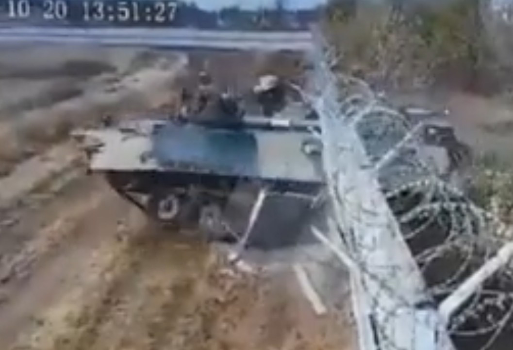 Xe chiến đấu bộ binh BMP-3 với hai binh sĩ ngồi phía trên từ từ tiến đến hàng rào sân bay, tháp pháo quay về phía sau. Chiếc xe sau đó đâm vào tường rào và khựng lại, nhưng lái xe dường như không có ý định đổi hướng. Chiếc xe nặng gần 19 tấn lập tức chồm lên và húc sập một đoạn tường lớn, sau đó tiến vào sân bay.