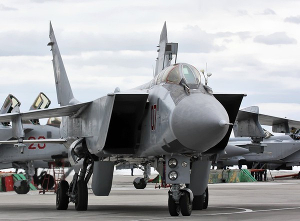 MiG-31 bị xem như "quả tên lửa có người lái", thao tác vận động của nó rất kém linh hoạt, đi kèm diện tích phản xạ radar cực lớn sẽ khiến Foxhound bị thất thế lớn khi đối đầu tiêm kích thế hệ 4+ và thế hệ 5.