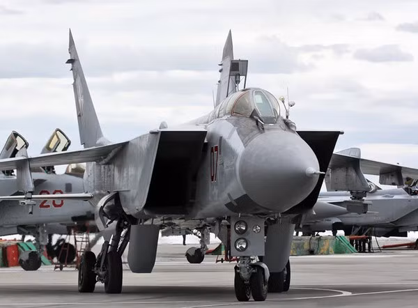 MiG-31 bị xem như "quả tên lửa có người lái", thao tác vận động của nó rất kém linh hoạt, đi kèm diện tích phản xạ radar cực lớn sẽ khiến Foxhound bị thất thế lớn khi đối đầu tiêm kích thế hệ 4+ và thế hệ 5.