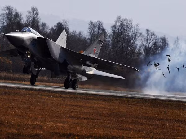 Khi đạt tới tốc độ khoảng Mach 1,7, F-15 sẽ tiến hành nâng độ cao lên 20 - 30 độ, có nghĩa là hướng tâm của điểm trên tên lửa không đối không AIM-7, sau đó bắn một loạt cả 4 tên lửa vào tiêm kích đối phương.