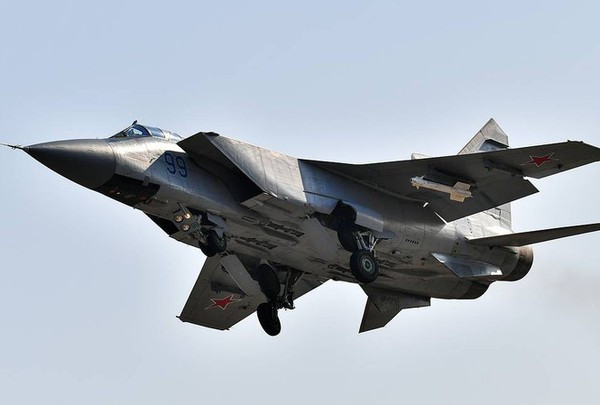 Nhưng bên cạnh đó cũng có nhiều ý kiến cho rằng MiG-31 không hề đáng sợ, nó đã ra đời cách đây 40 năm chỉ với mục đích thiết kế duy nhất là đánh chặn máy bay ném bom tầm xa, tư duy này đã quá lạc hậu.