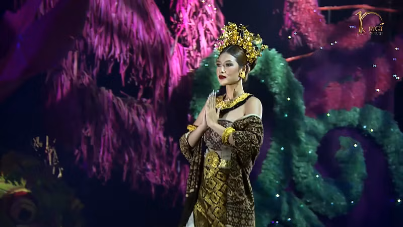 Sắp tới, Đoàn Thiên Ân sẽ bước vào phần thi Quốc phục - một trong những phần thi quan trọng của Miss Grand International 2022. Nàng hậu sẽ mang bộ trang phục Trúc Chỉ của NTK Trần Thanh Tâm đến với đấu trường nhan sắc Hoa hậu Hoà bình Quốc tế năm nay. Đây cũng là bộ trang phục đã giành giải Nhất tại đêm thi Trang phục văn hoá dân tộc của Miss Grand Vietnam - Hoa hậu Hòa bình Việt Nam 2022.