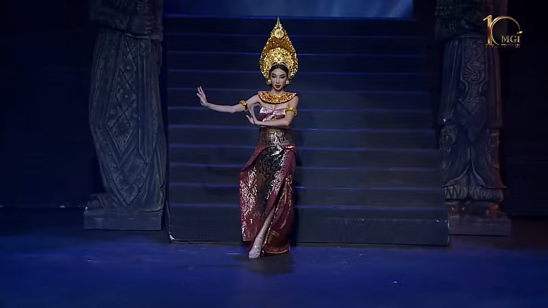 Hình ảnh Nguyễn Thúc Thùy Tiên trình diễn trang phục truyền thống của xứ người.