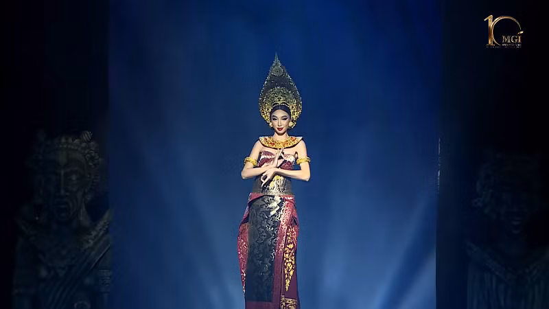 Không chỉ các thí sinh Miss Grand International 2022 mà cả Hoa hậu Thùy Tiên cũng được trải nghiệm trình diễn trong trang phục Bali.