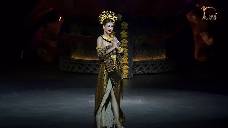 Tuy không có nhiều thời gian chuẩn bị trước khi lên đường đến với Miss Grand International 2022, Hoa hậu Thiên Ân vẫn làm hài lòng khán giả trong nước và quốc tế bằng năng lượng tích cực của mình.