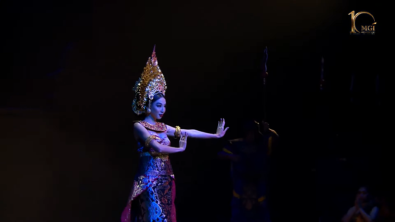 Xuất hiện trên sân khấu, Nguyễn Thúc Thùy Tiên đẹp xuất thần.