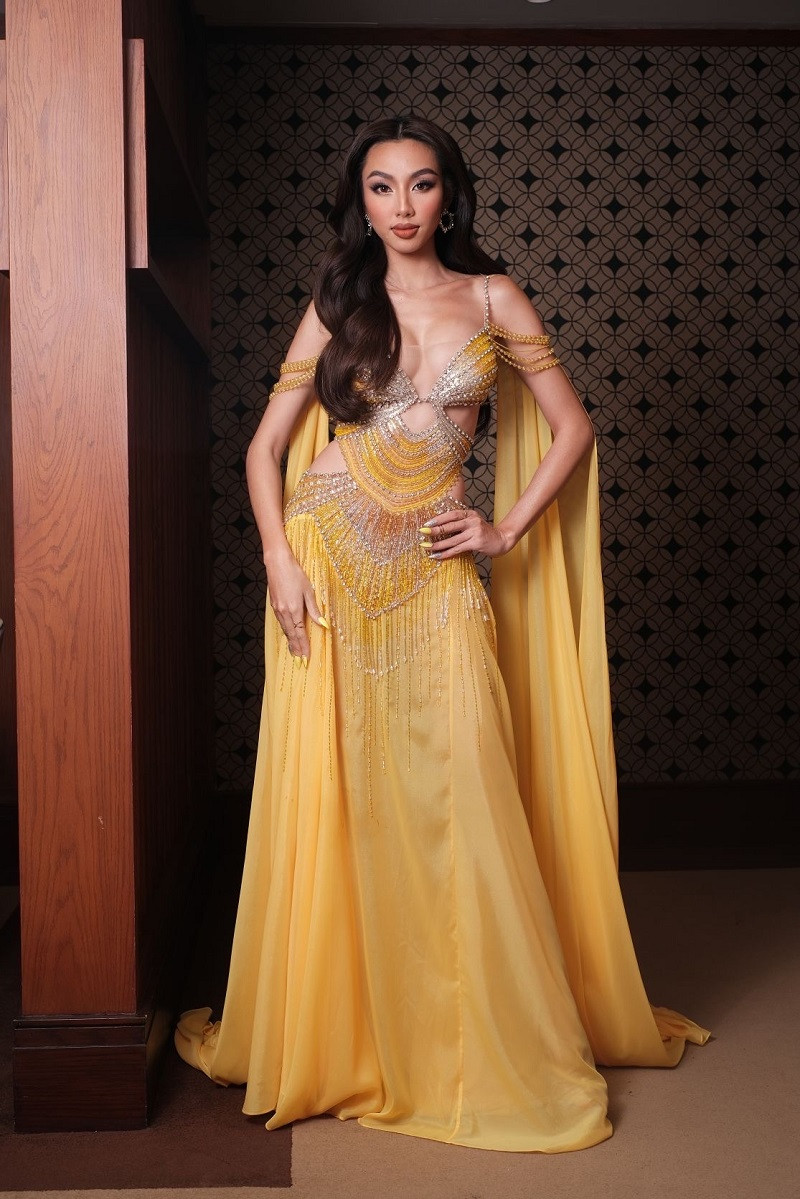 Cô chọn một thiết kế cắt xẻ khoe trọn đường cong với sắc vàng chủ đạo của Miss Grand. Thùy Tiên sẽ chính thức trao lại vương miện vào đêm chung kết Miss Grand International được diễn ra vào ngày 25/10.