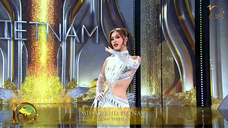 Ở phần thi dạ hội, Thiên Ân diện thiết kế đến từ NTK Đỗ Long mang tên “Tinh Thể - Crystallinity”.