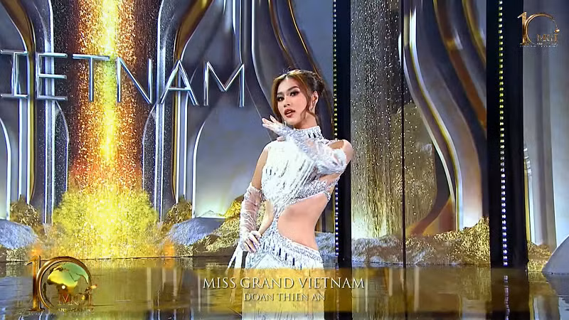 Ở phần thi dạ hội, Thiên Ân diện thiết kế đến từ NTK Đỗ Long mang tên “Tinh Thể - Crystallinity”.