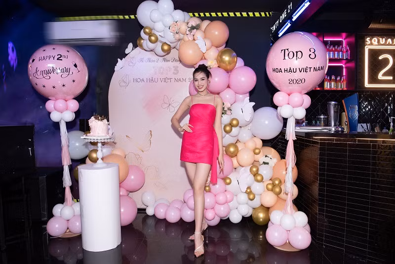 Mặc dù tại buổi tiệc không có sự xuất hiện của “bà trùm hoa hậu" Phạm Kim Dung và đạo diễn Hoàng Nhật Nam nhưng được biết cả hai đã âm thầm đứng phía sau chuẩn bị cho buổi tiệc này.