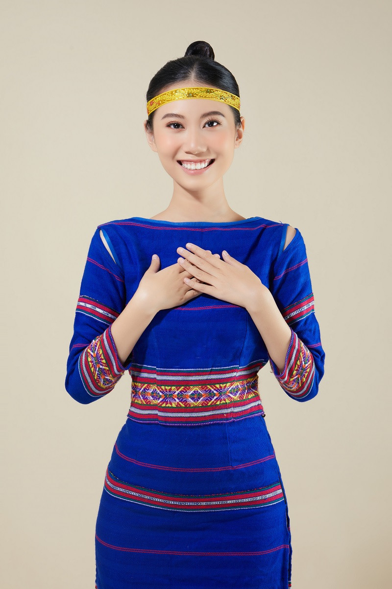 Cô có tài lẻ chơi piano, khiêu vũ thể thao.