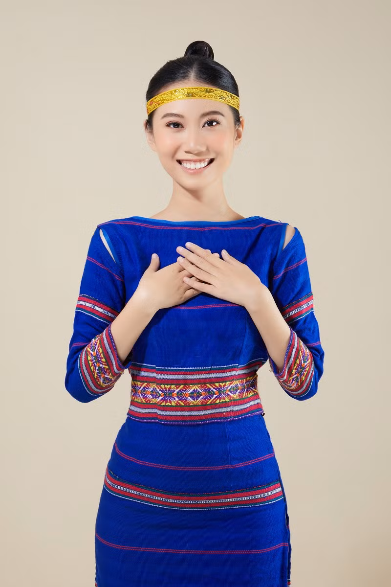 Cô có tài lẻ chơi piano, khiêu vũ thể thao.