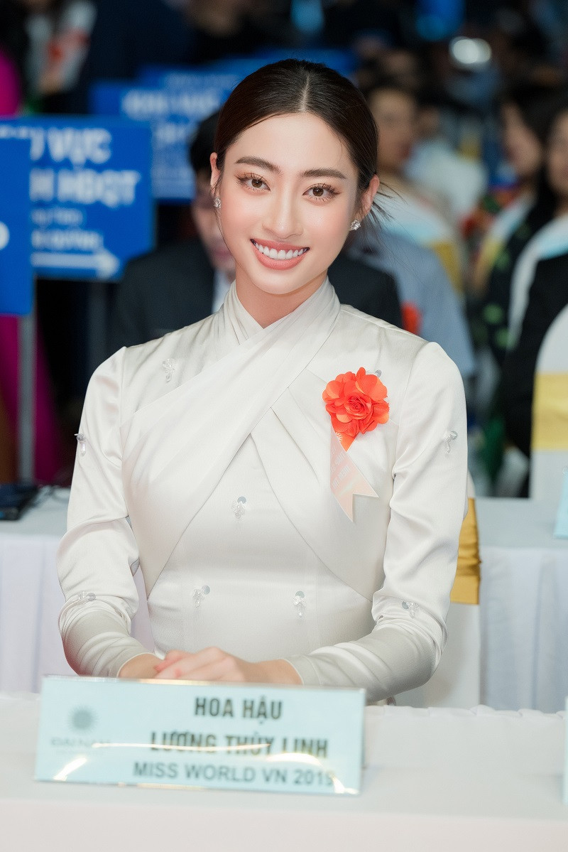 Lựa chọn lối trang điểm nhẹ nhàng, Lương Thùy Linh thu hút sự quan tâm đặc biệt của các sinh viên và quý thầy cô có mặt tại khuôn viên trường. Nàng hậu sinh năm 2000 được đón tiếp bằng tất cả sự nồng hậu bởi những thành viên trong “ngôi nhà” mới mà mình sắp gắn bó.