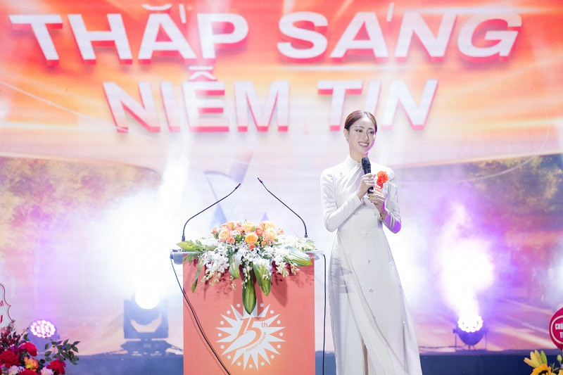 Khi chính thức nhận quyết định bổ nhiệm trở thành giảng viên trợ giảng của trường, nàng hậu không giấu được sự hạnh phúc khi bước đầu thực hiện được lý tưởng về giáo dục của mình.