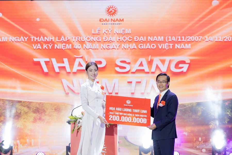 Đánh dấu khởi đầu cho một hành trình mới, Lương Thùy Linh vẫn không quên trách nhiệm lan tỏa những điều tốt đẹp đến với cộng đồng. Nàng hậu quyên góp ngay 200 triệu vào quỹ từ thiện của nhà trường nhằm hỗ trợ những sinh viên có hoàn cảnh khó khăn cũng như đồng hành cùng các dự án thiện nguyện của trường.