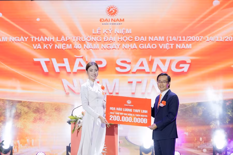 Đánh dấu khởi đầu cho một hành trình mới, Lương Thùy Linh vẫn không quên trách nhiệm lan tỏa những điều tốt đẹp đến với cộng đồng. Nàng hậu quyên góp ngay 200 triệu vào quỹ từ thiện của nhà trường nhằm hỗ trợ những sinh viên có hoàn cảnh khó khăn cũng như đồng hành cùng các dự án thiện nguyện của trường.