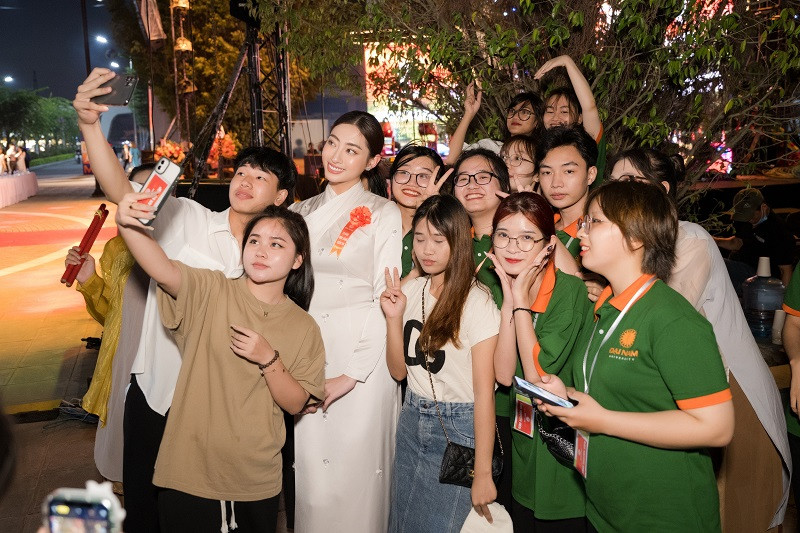  Hình ảnh Lương Thùy Linh rạng rỡ trong sự kiện.