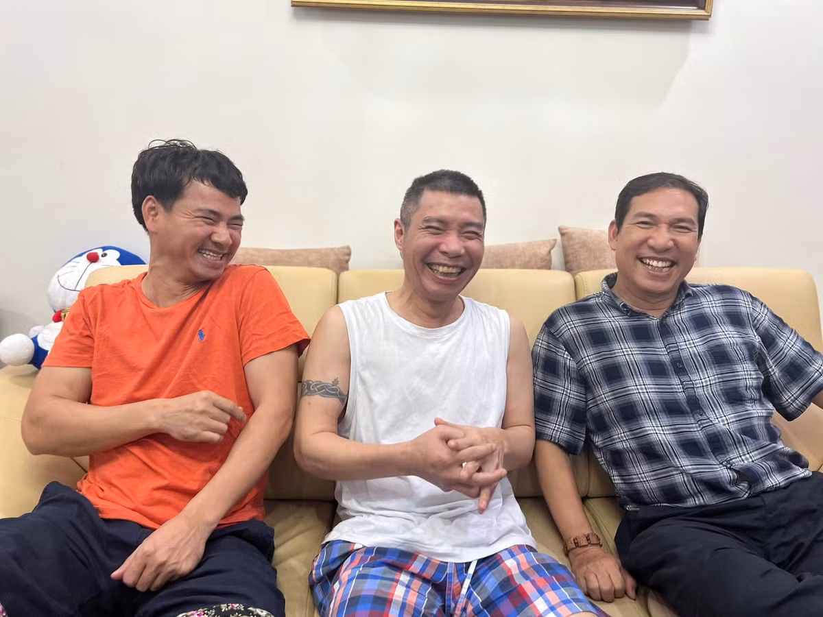 Nghệ sĩ Công Lý vui vẻ trong một lần được Xuân Bắc và Quang Thắng đến thăm. Thời gian qua, nam nghệ sĩ nhận được nhiều sự quan tâm, động viên của bạn bè, đồng nghiệp.