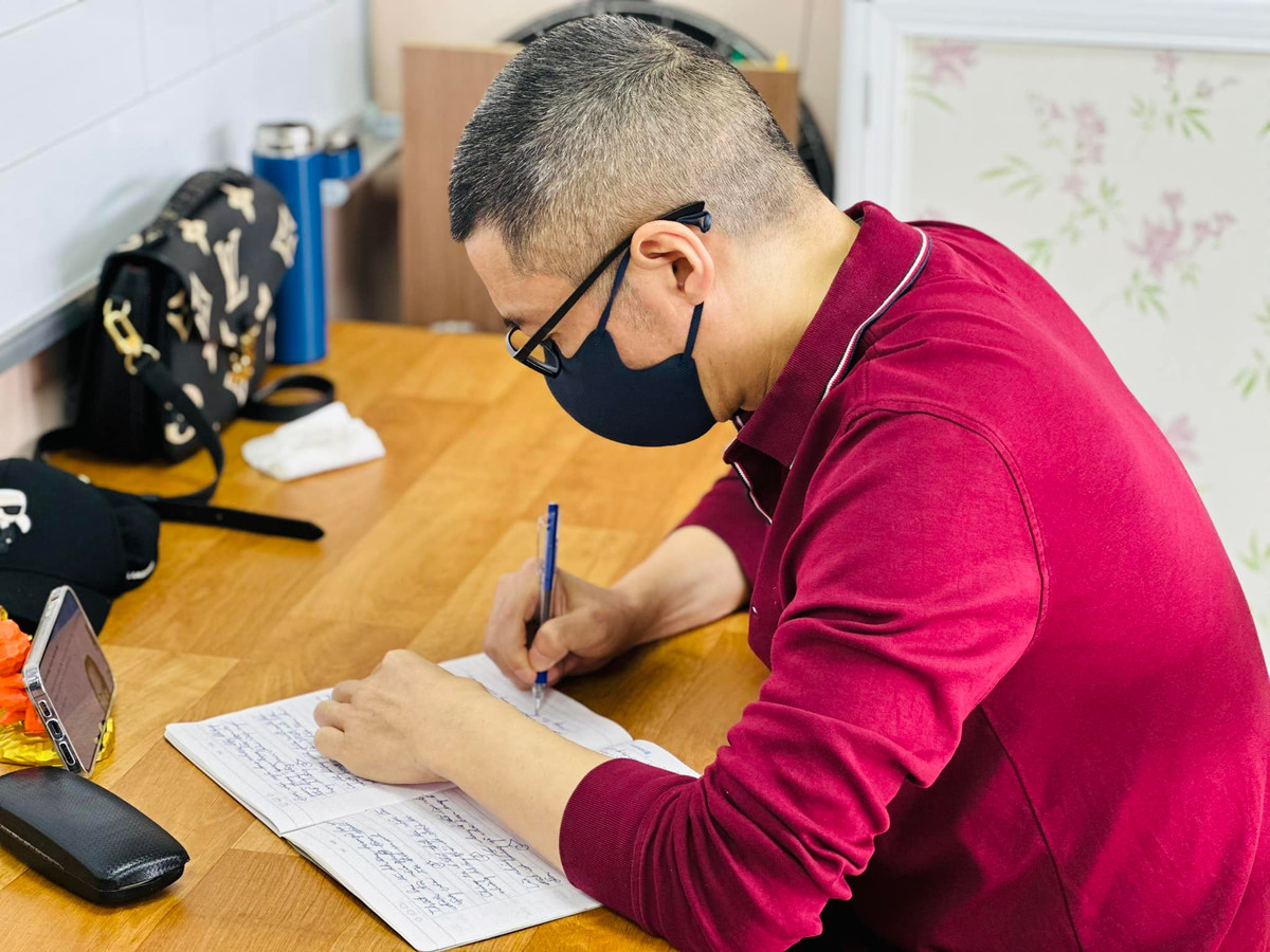 Trước đó, Ngọc Hà chia sẻ hình ảnh nghệ sĩ Công Lý luyện chữ. Cô hài hước gọi chồng là "em bé".