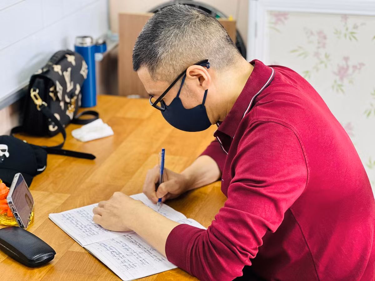 Trước đó, Ngọc Hà chia sẻ hình ảnh nghệ sĩ Công Lý luyện chữ. Cô hài hước gọi chồng là "em bé".