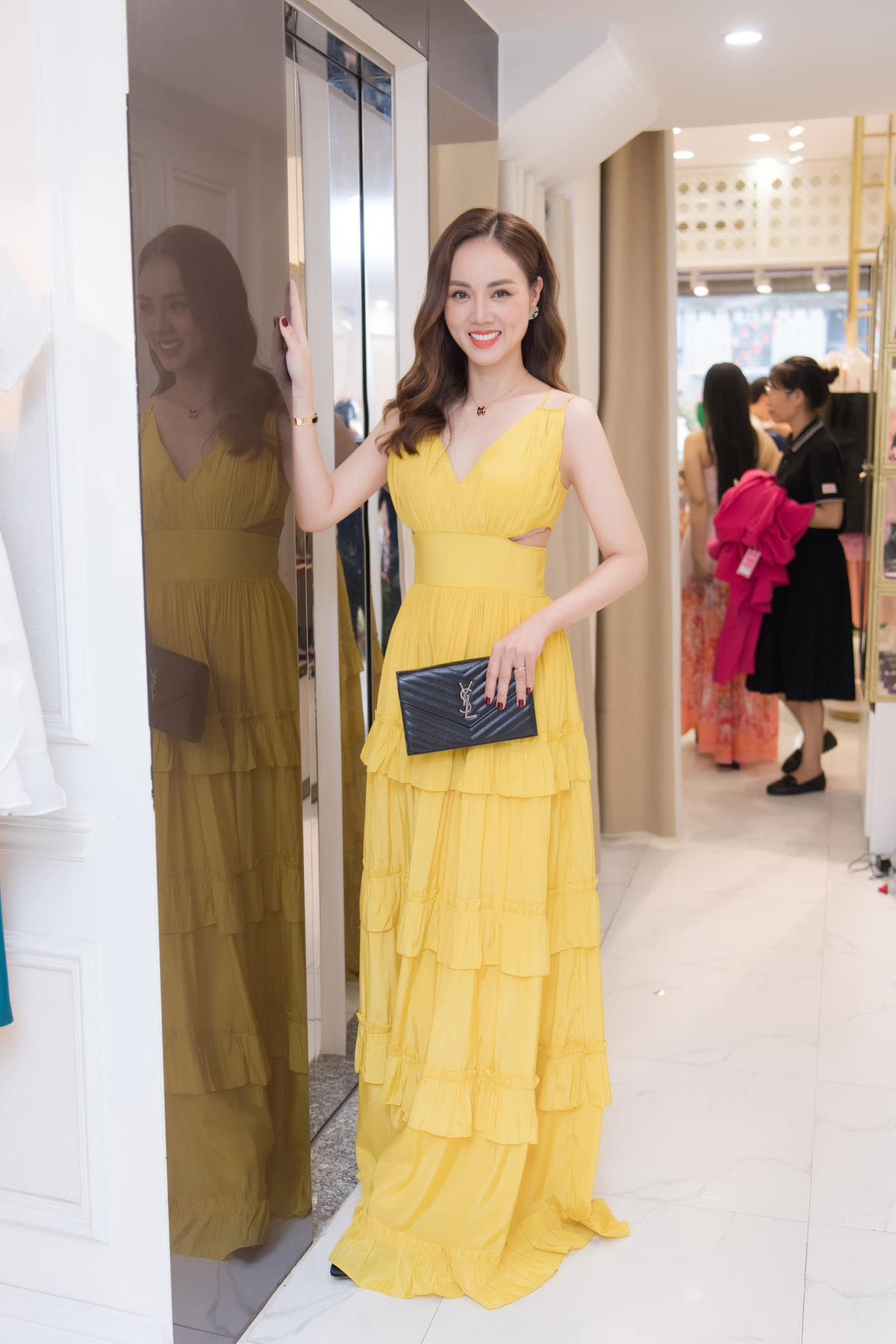 Bà xã của nghệ sĩ Công Lý cũng trải lòng: "Anh Lý trở lại đi làm nghe có vẻ thật lớn lao nhưng thực tế chỉ là sự chuyển mình cho sự hồi phục sức khoẻ anh tốt hơn. Và hơn cả, đó là sự yêu mến mà ê-kíp đoàn làm phim, đạo diễn - người bạn thân luôn dành cho anh. Chả dám kỳ vọng cao siêu, không mong mộng ước quá nhiều. Khi anh Lý còn nhận được sự yêu thương, có nghĩa anh Lý còn nhận được năng lượng tốt!".