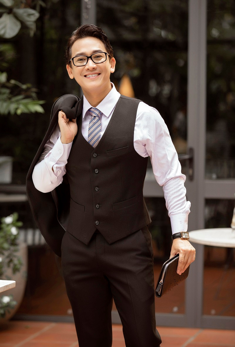 Nam diễn viên từng tiết lộ, ngoài đời anh khó tính và nóng tính, không hoàn mỹ như các nhân vật trên màn ảnh. "Tôi bộc trực và thật tâm nên cũng hay mất lòng người khác, nhưng may là “mất lòng trước được lòng sau”, anh chia sẻ.