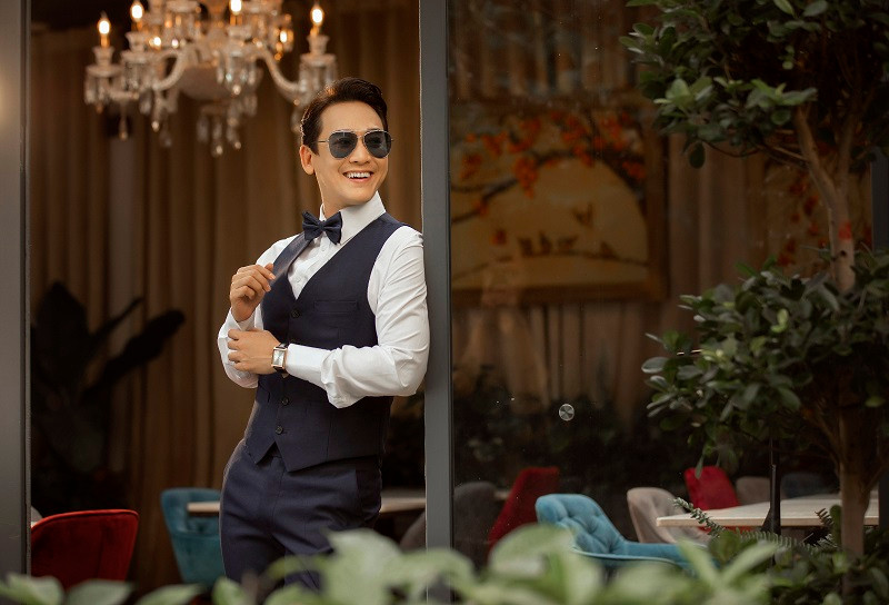 Diễn viên Hứa Vĩ Văn sinh năm 1979, là người gốc Hoa ở TP.HCM.