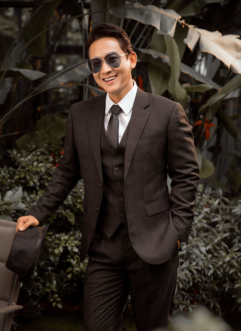 Nam diễn viên thể hiện nhiều biểu cảm sinh động nhưng vẫn duy trì phong thái đĩnh đạc, cuốn hút.