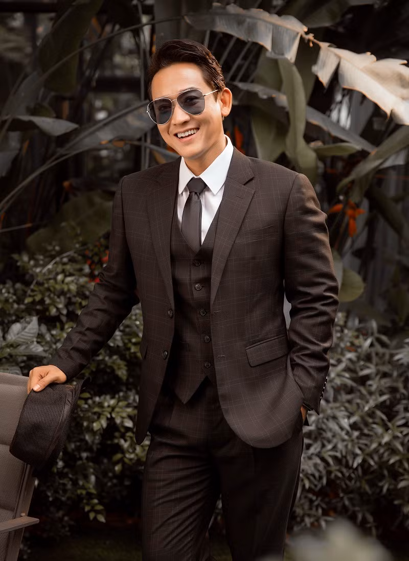 Nam diễn viên thể hiện nhiều biểu cảm sinh động nhưng vẫn duy trì phong thái đĩnh đạc, cuốn hút.