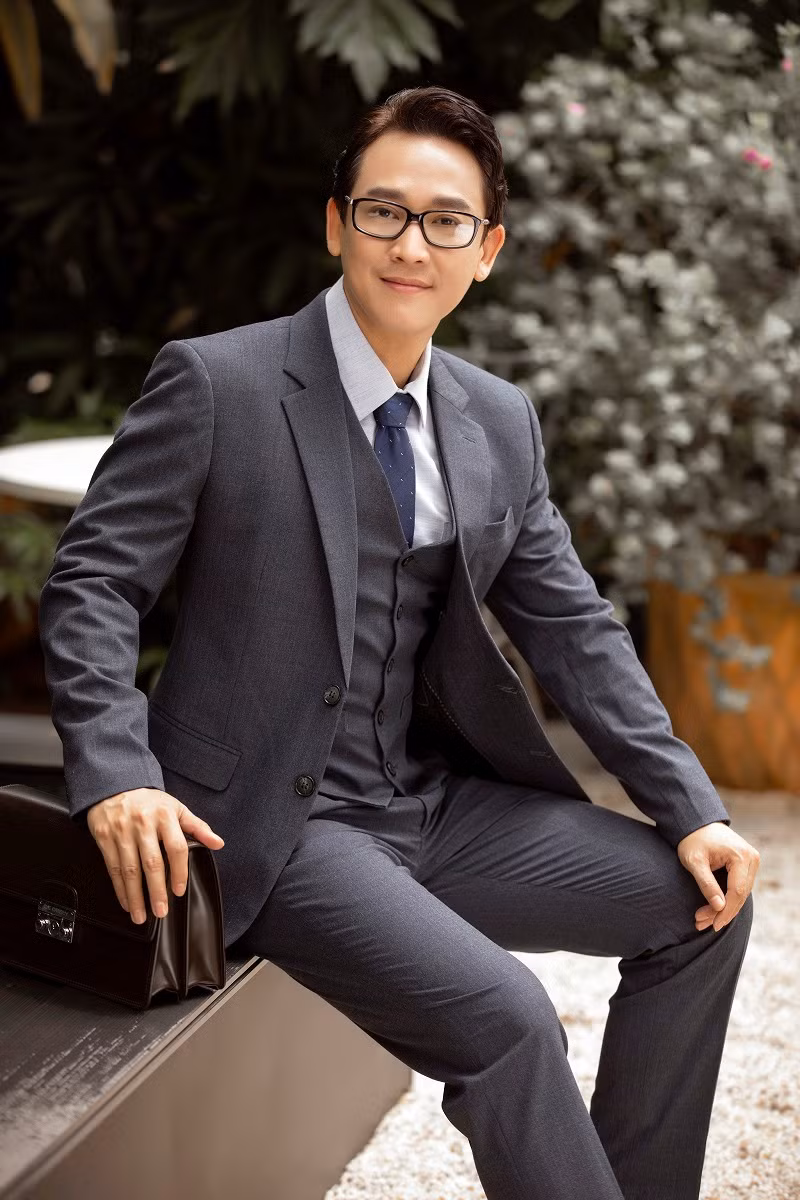 Đẹp trai, tài năng thế nhưng ở độ tuổi 43 Hứa Vĩ Văn vẫn chưa lập gia đình. Với anh chuyện tình cảm phụ thuộc vào chữ duyên.