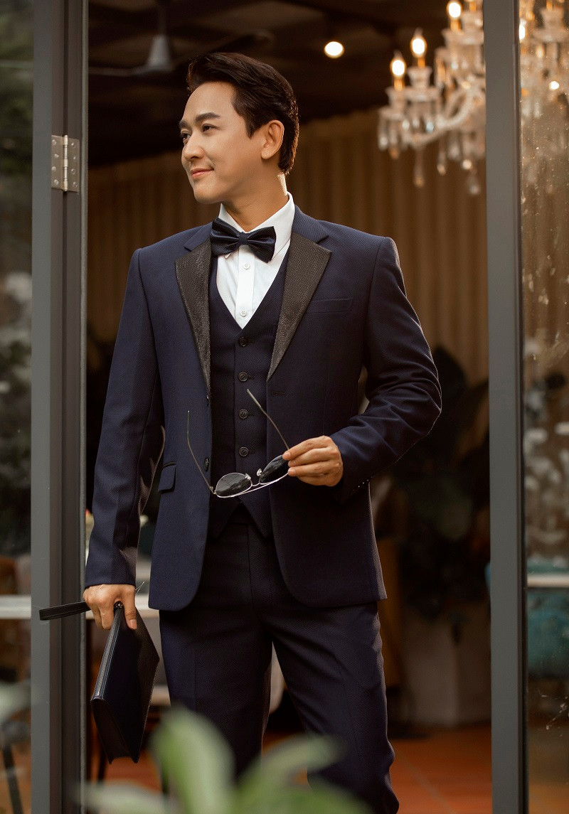 Anh theo học chuyên ngành hội họa nhưng sớm bén duyên với showbiz ở vai trò người mẫu, ca sĩ và diễn viên.