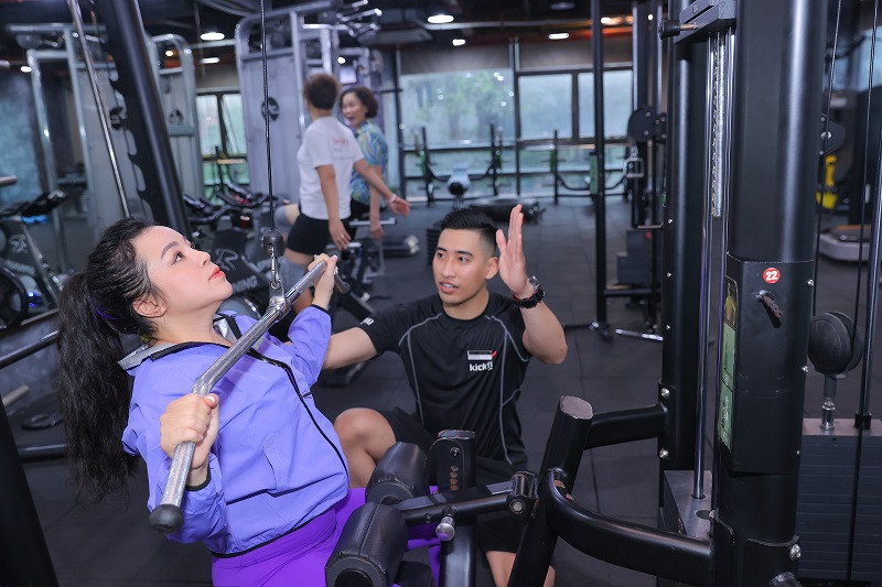 NSƯT Tố Nga chia sẻ: “Điều tuyệt vời tôi nhận được không chỉ là vóc dáng thon gọn hơn mà sức khỏe của tôi cũng tốt hơn rất nhiều. Đặc biệt, việc tập luyện đều giúp cột hơi của tôi vững hơn, khỏe hơn. Trong tôi lúc nào cũng tràn đầy năng lượng tích cực để sẵn sàng cho mọi hoạt động. Tôi hy vọng những nỗ lực này sẽ giúp tôi chiến thắng được điều tôi sợ nhất trước thềm liveshow".