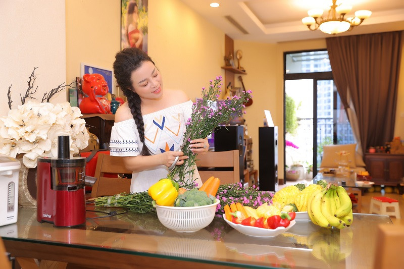Hàng ngày, ngoài tập gym, chị cũng lên lịch chăm sóc bản thân một cách cực kỳ khoa học với chế độ ăn nhiều rau xanh, tăng cường uống nước hoa quả. Nữ nghệ sĩ sống an nhiên, thoải mái nhằm giữ tâm thế tốt nhất khi bước vào liveshow.