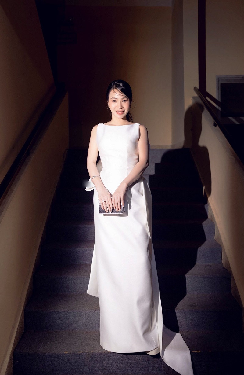 "Với mỗi một sự kiện hoặc công việc, tôi lựa chọn bộ đồ phù hợp với tính chất, hoàn cảnh của nó. Khi đi làm các chương trình thiện nguyện, nếu khoác lên người bộ váy hàng hiệu cả trăm triệu cũng là vô nghĩa và thiếu sự tinh tế. Còn khi xuất hiện tại các sự kiện trang trọng, mặc một bộ quá thường lại là thiếu sự tôn trọng mình và những người xung quanh. Với tôi, quan trọng nhất vẫn là sự phù hợp", cô chia sẻ.