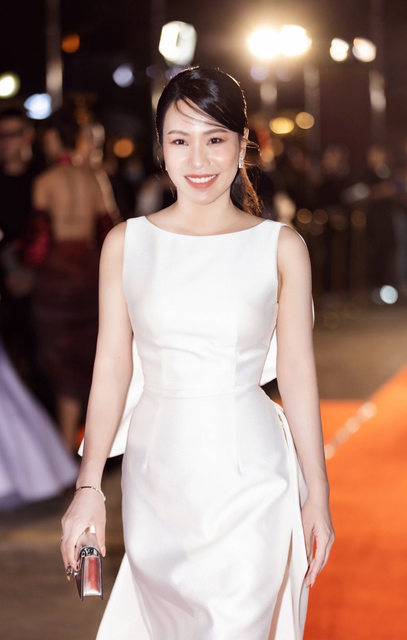 Lựa chọn trang phục với điểm nhấn phần eo và họa tiết nơ to bản phía sau cùng phom dáng được chăm chút kỹ lưỡng kết hợp phong cách trang điểm giúp nữ nhà thiết kế toả sáng.