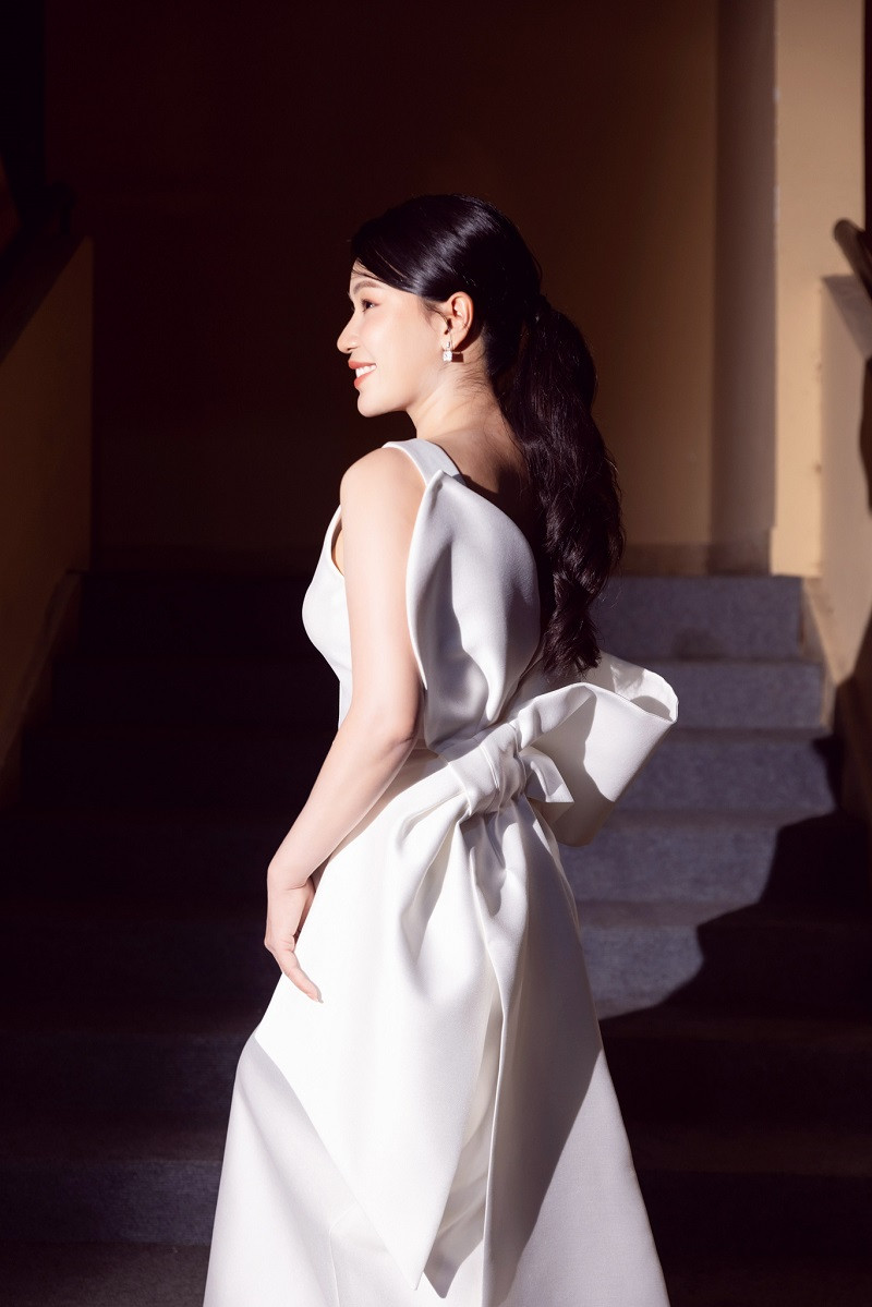 Điều này đã phát huy hiệu quả khi hình ảnh của Hà Miau trên thảm đỏ của hai sự kiện thời trang mới đây mang hai màu sắc khác biệt, dù vẫn tôn lên vẻ đẹp thanh tú, gợi cảm, toả sáng và đầy thần thái của nữ nhà thiết kế đến từ Hà Nội.