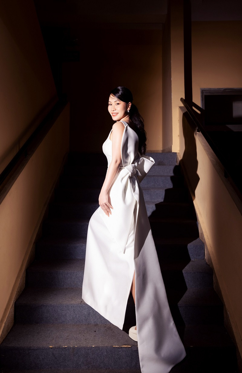 Để hình ảnh bản thân luôn được đa dạng, mới mẻ và ấn tượng hơn khi xuất hiện trước nhiều người, Hà Miau đã kỳ công cùng với ê-kíp chuẩn bị trang phục, layout trang điểm, làm tóc và hình tượng cho riêng từng sự kiện mà cô được mời tham gia.