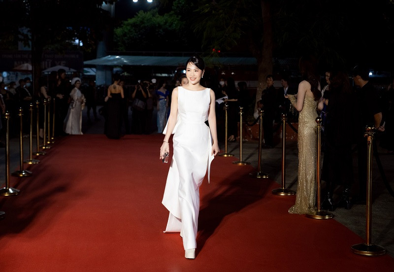 Mới đây, NTK Hà Miau gây chú ý khi xuất hiện trong hai sự kiện thời trang. Dù bận rộn với công việc cuối năm nhưng khi nhận được lời mời tham gia các sự kiện liên quan đến lĩnh vực thời trang, Hà Miau đều cố gắng sắp xếp lịch trình để có thể góp mặt, trò chuyện và chia vui cùng các đồng nghiệp.