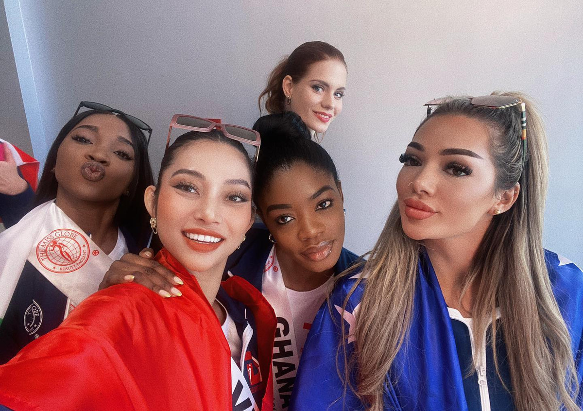 Được biết, hiện nay phía đơn vị đưa Lâm Thu Hồng đi thi cũng như các mối quan hệ thân thiết đang nỗ lực tìm cách giải quyết trục trặc giúp người đẹp sớm nhận được hành lý.