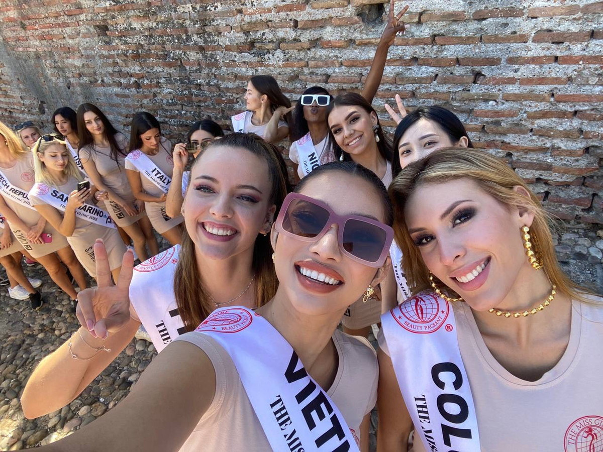 Biết được chuyện này, gia đình Lâm Thu Hồng xót xa, đòi cô đổi vé về Việt Nam sớm, không thi hoa hậu nữa vì thấy đi thi cực quá.