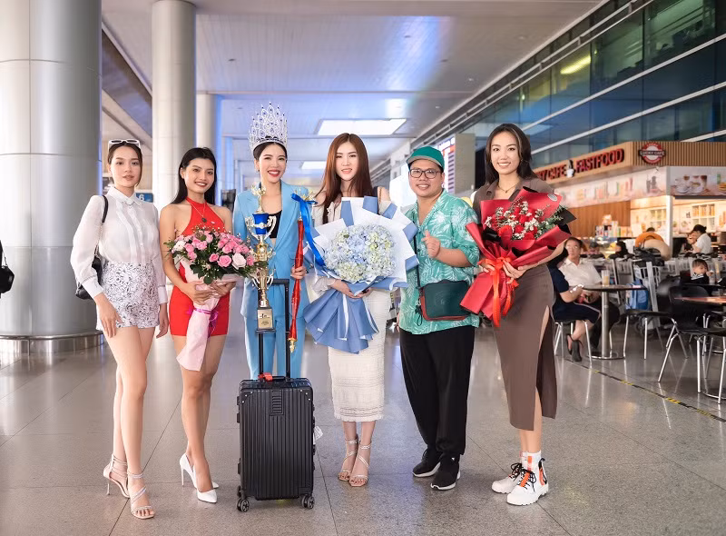 Người thân, bạn bè và nhiều khán giả đến chúc mừng Thùy Dung. Tân Hoa hậu chia sẻ: "Tôi biết ơn đông đảo mọi người có mặt chào đón mình. Thời gian tới tôi sẽ tham gia các hoạt động thiện nguyện, dự án cộng đồng ý nghĩa để hoàn thành sứ mệnh của Hoa hậu châu Á 2022".