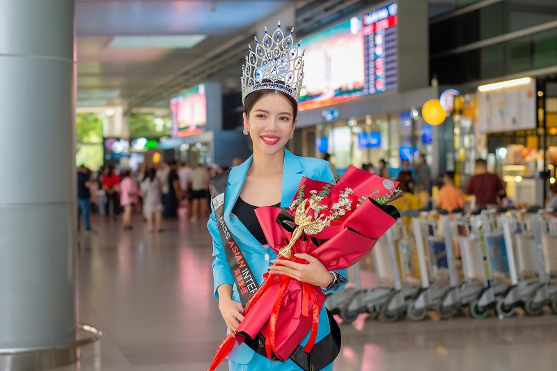 Cô tranh thủ tự make-up, làm tóc ở sân bay để ngoại hình chỉn chu.