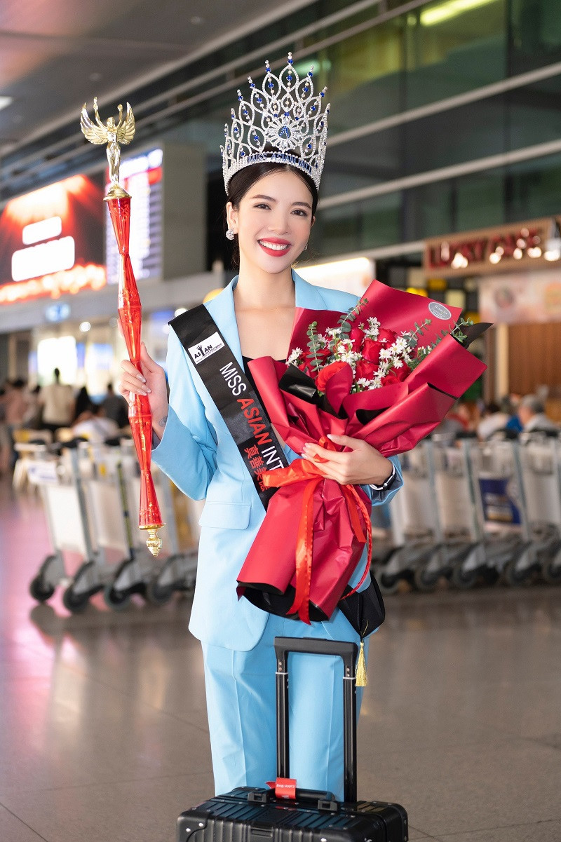 Sau khi đăng quang Miss Asian International 2022 - Hoa hậu châu Á 2022, Thùy Dung đã trở về nước sau 3 ngày thực hiện các hoạt động của tân hoa hậu tại Malaysia.