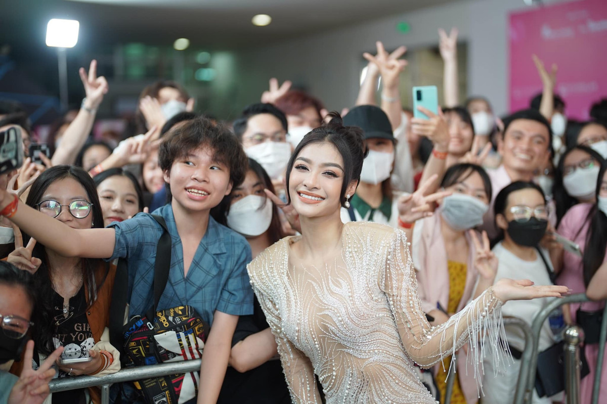 Kiều Loan chụp ảnh cùng người hâm mộ.