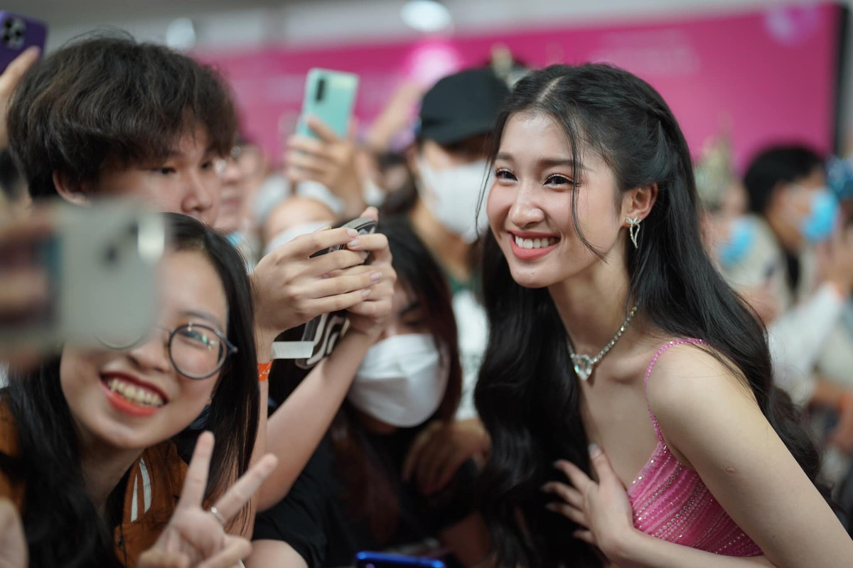 Các bạn trẻ háo hức chụp ảnh cùng Á hậu Phương Nhi.